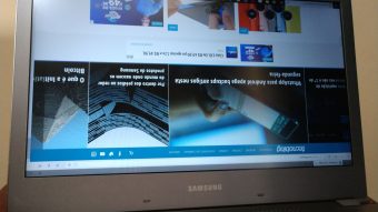 Como desvirar a tela do notebook que está de cabeça para baixo